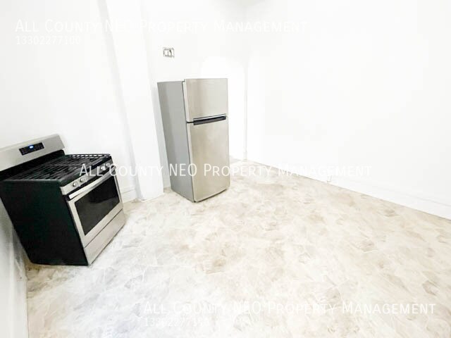 Building Photo - 1852 W 45th St