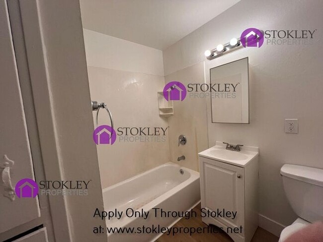 Building Photo - 2405 Applegarth Ln