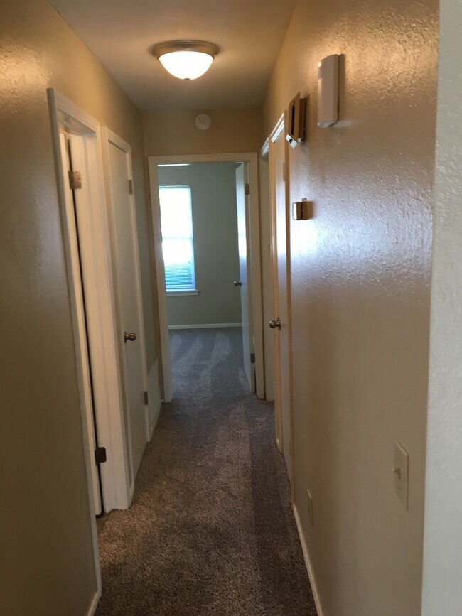 Building Photo - 3 Bed/2 Bath Home with Additional Space -- Available After August 10, 2026