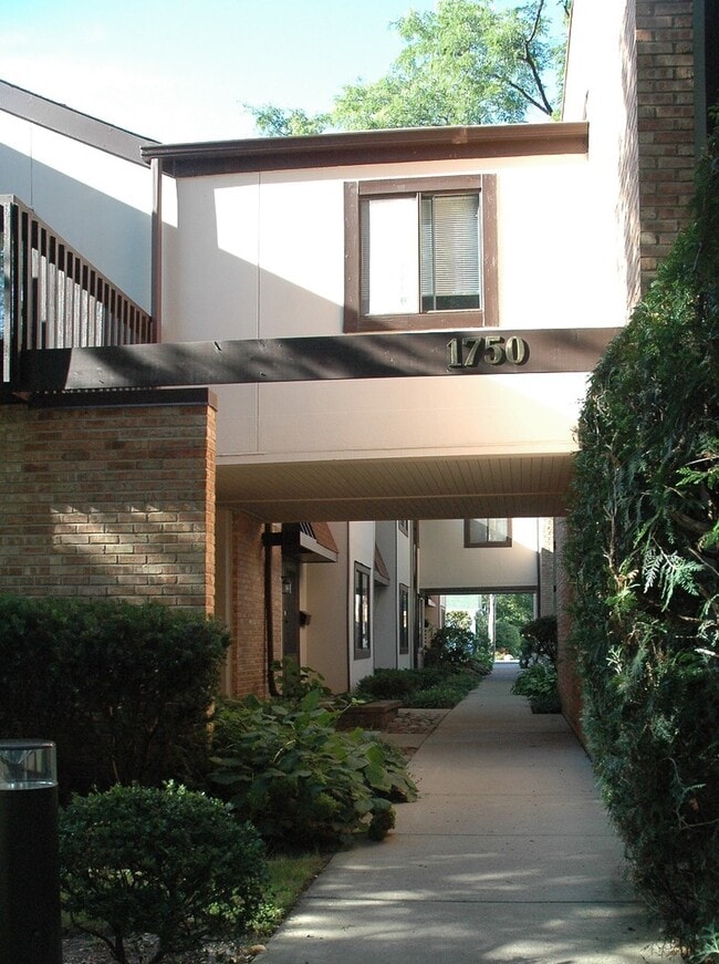 Building Photo - 1750 Henley St