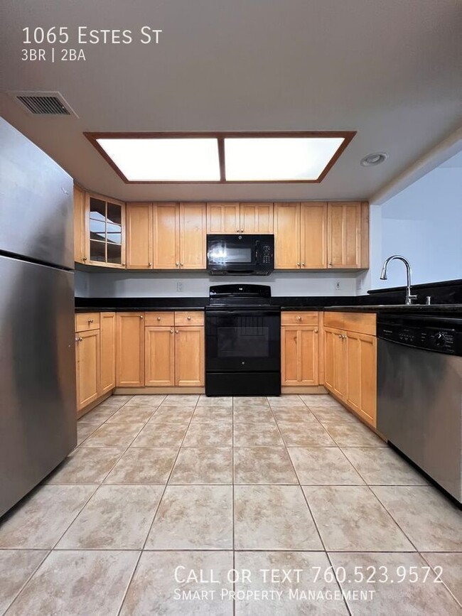 Building Photo - 1065 Estes St