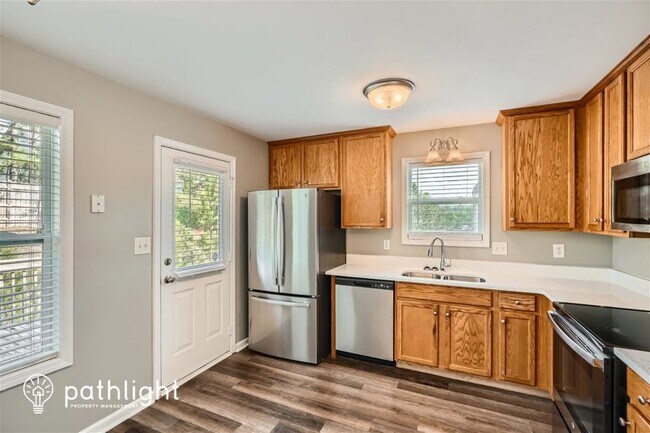 Building Photo - 213 Logan Creek Lane