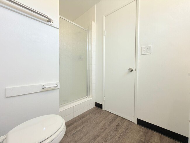 Building Photo - 9845 Hayvenhurst Ave