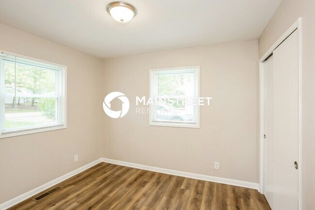 Building Photo - 4 Bedroom Pet-Friendly Home in INDIANAPOLI...
