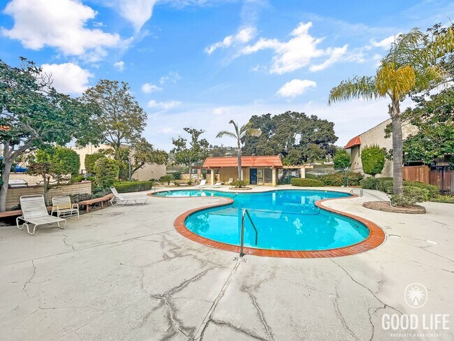 Building Photo - Beautiful 2BD/2BA w/ Reserved Parking and A/C in College Area!