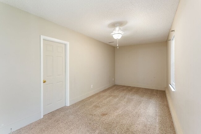 Building Photo - Spacious Kiln Creek Home with Smart Tech, ...