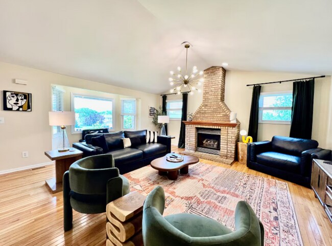 Building Photo - Large, stylish home in heart of Liberty twp.