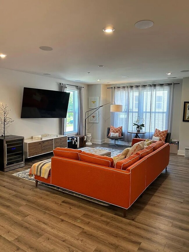 Building Photo - Stunning 3 Bed 2.5 Bath, Open Concept Town...