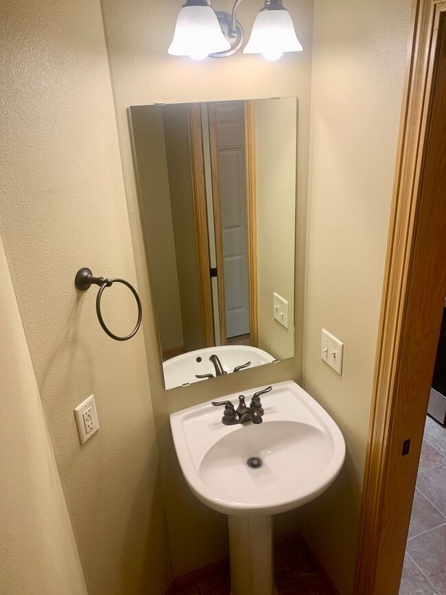 Building Photo - 2 Bedroom 1.5 Bathroom located in the Heights!