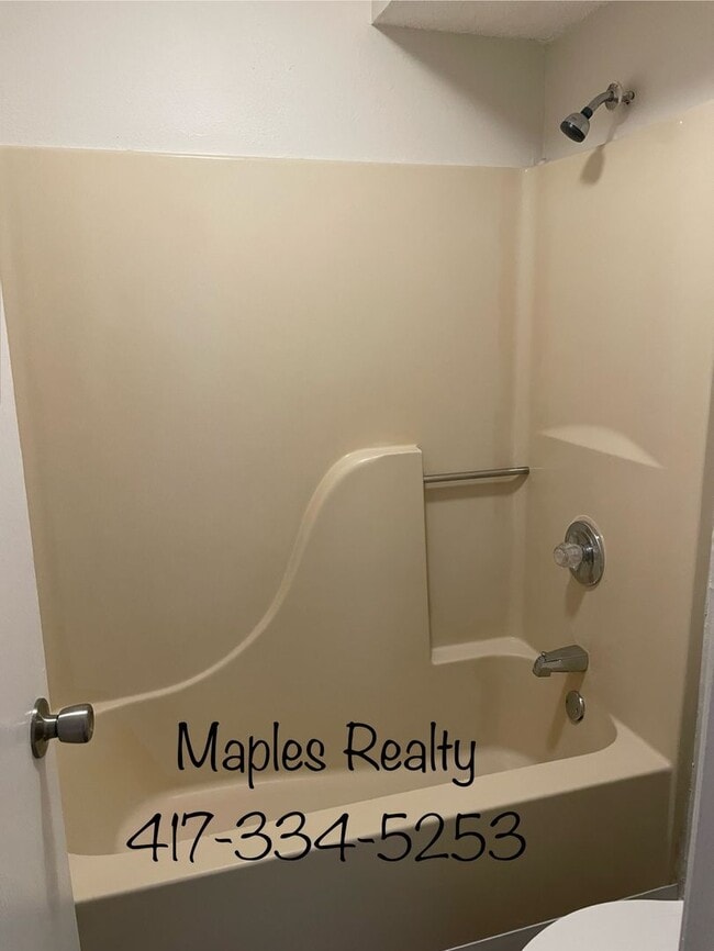 Building Photo - One Bedroom Ground Level Walk In Condo - N...