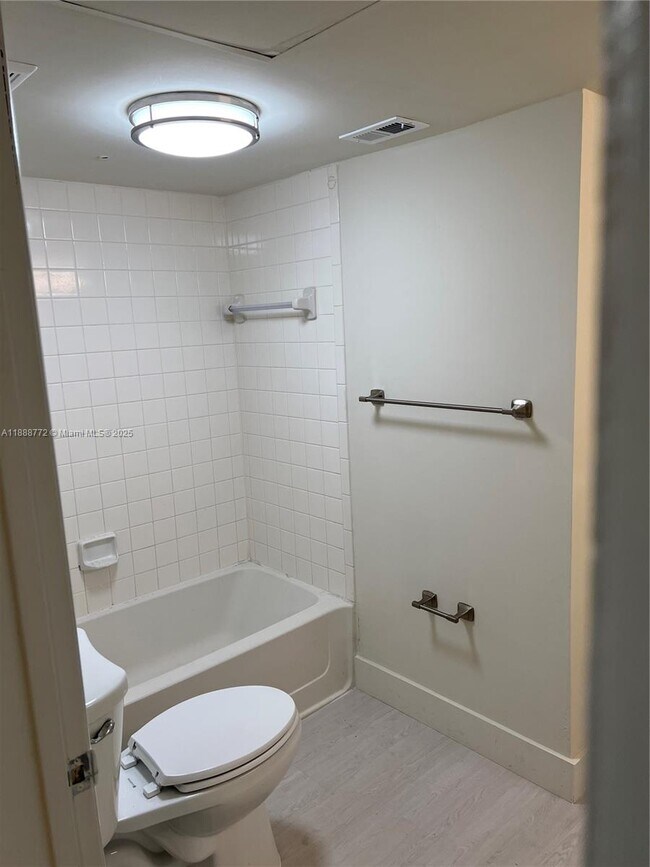 Building Photo - 2811 N Oakland Forest Dr