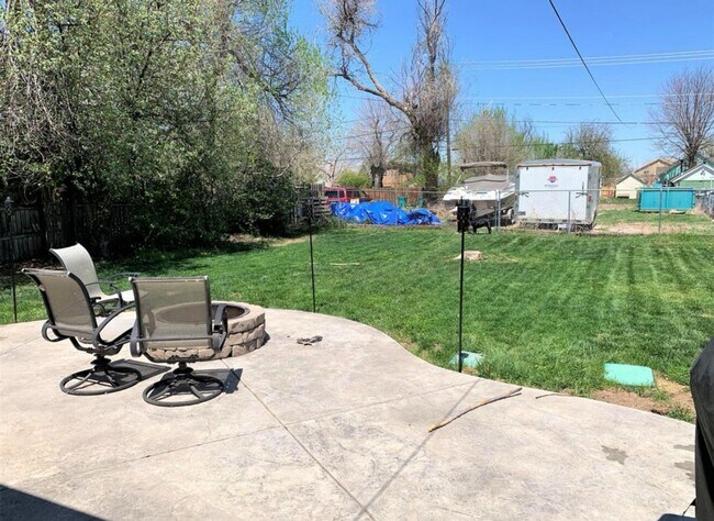 Building Photo - Available October 4, 2025! Remodeled Histo...