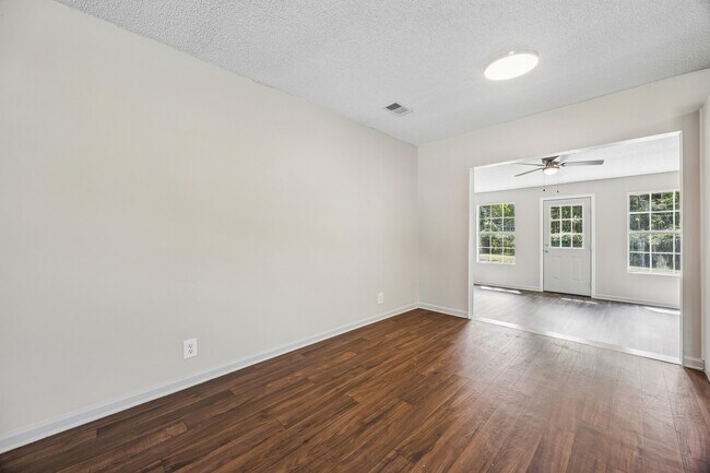Building Photo - 117 Pinedale Dr