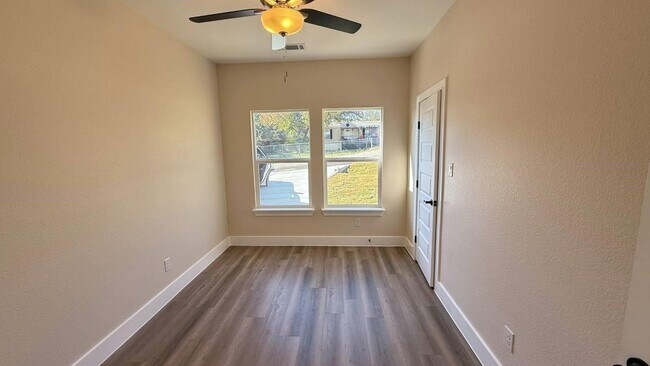 Building Photo - 2615 Creekview Dr
