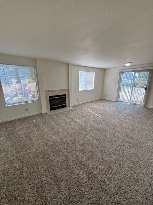 Building Photo - Madronas Duplex