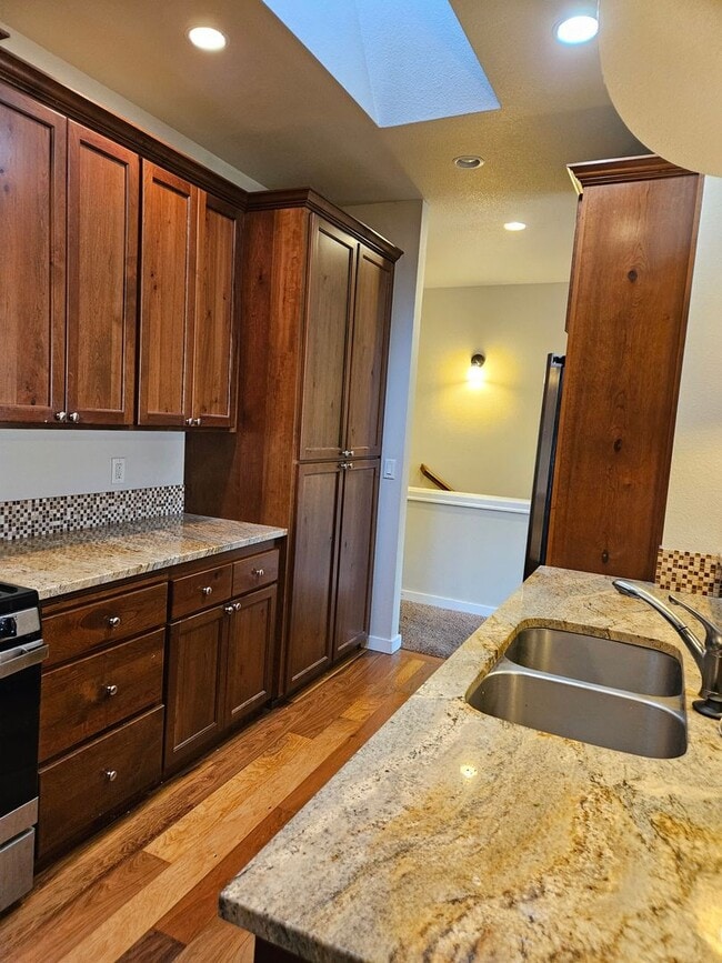 Building Photo - 3Bd/2Ba Two story townhouse - Available to View!