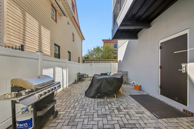 Building Photo - 306 New York Ave