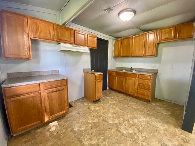 Building Photo - 619 Plum St