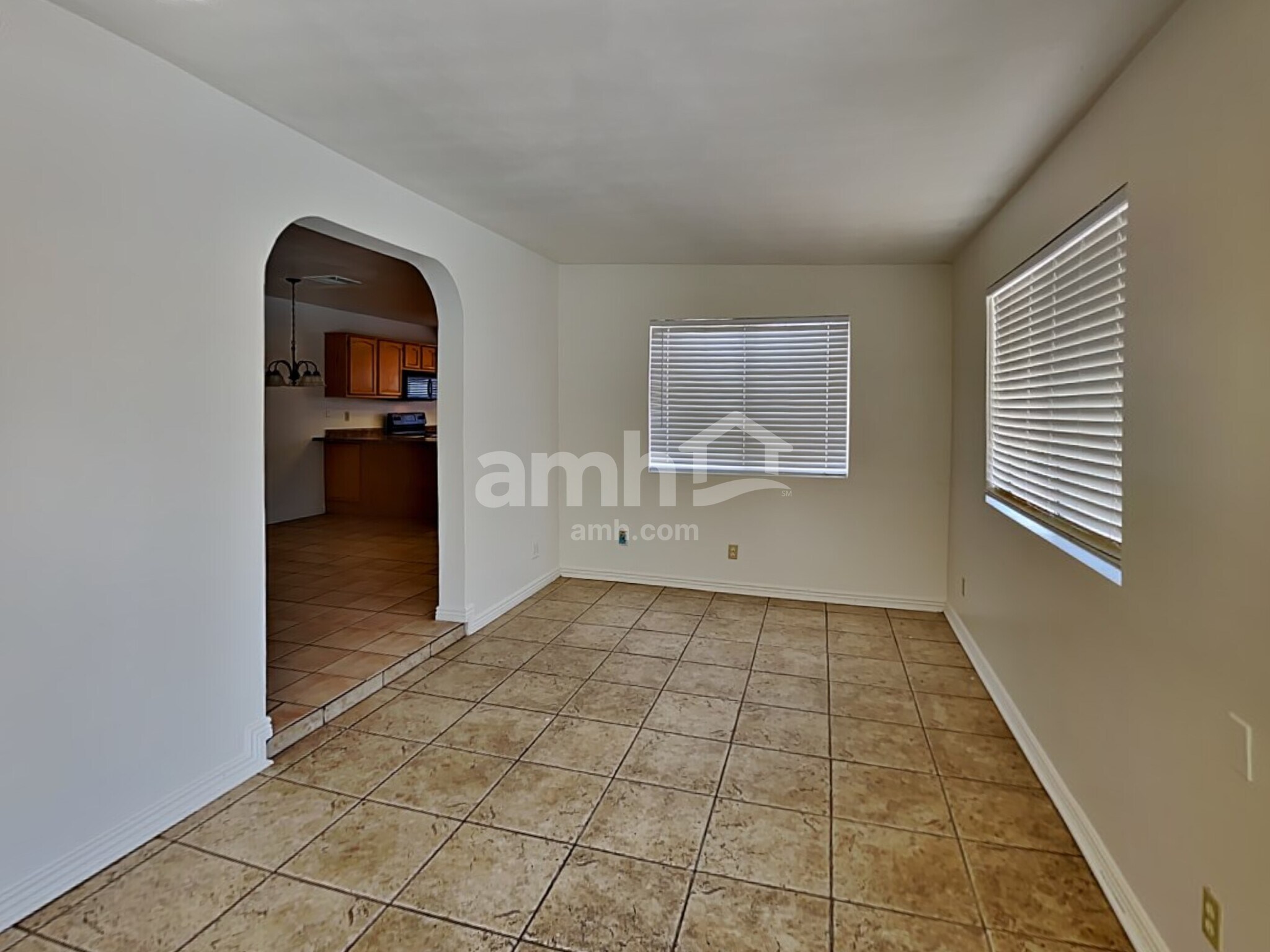 Building Photo - 1364 N Rowen