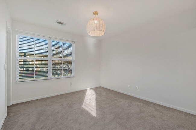 Building Photo - Updated Hermitage townhome, 2BR 2.5 bath, gym, pool, sidewalks, garage, fenced yard, available now!