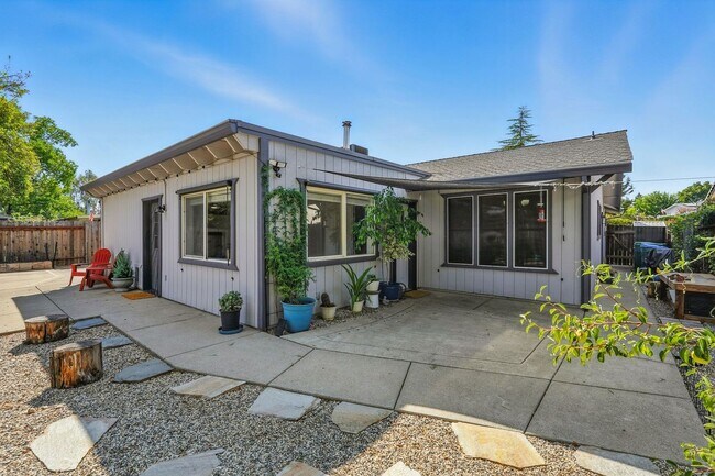 Building Photo - Single-Story 3 Bedroom Home in Quiet El Do...