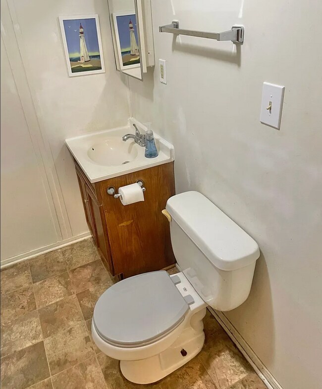 Building Photo - 1345 Arkwright St N