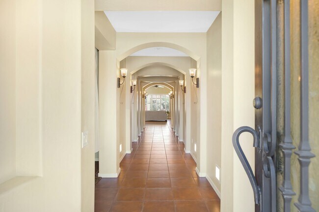 Building Photo - Charming Home with heated Pool & Spa! Amaz...