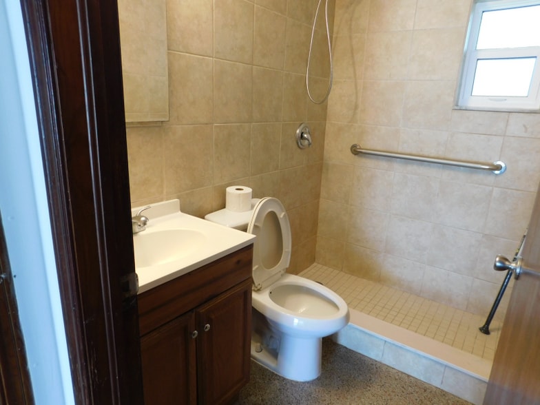 Building Photo - 1811 Highland Ave