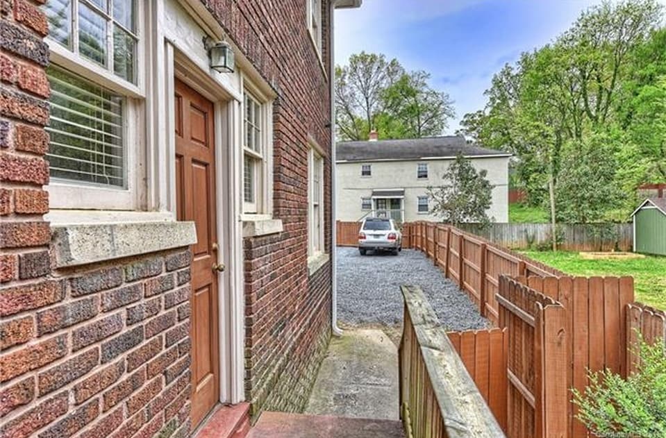 Side Access to Unit - 322 Walnut Ave