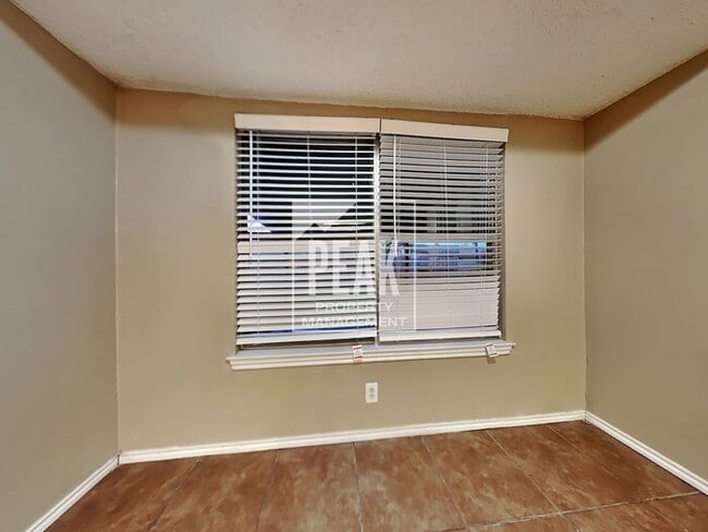 Building Photo - $2000! Large 4 Bed 2 Bath in ARLINGTON! TOUR NOW, 2 Year lease minimum!