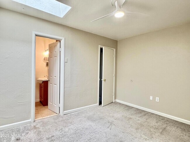 Building Photo - 731 W 12th Pl