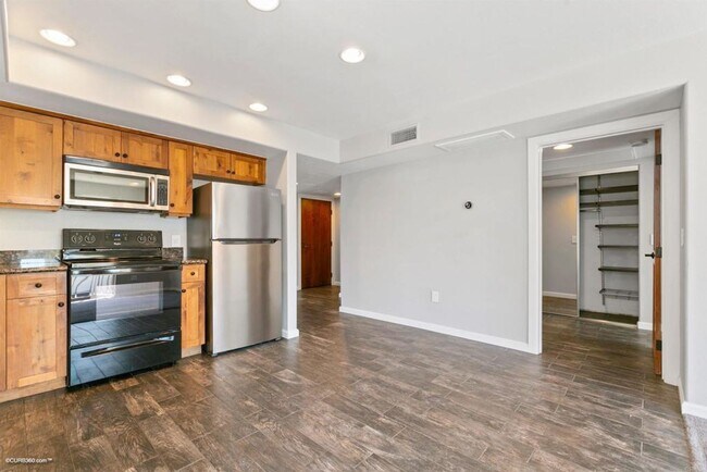 Building Photo - 2 Bed 2 Bath Little Italy Condo