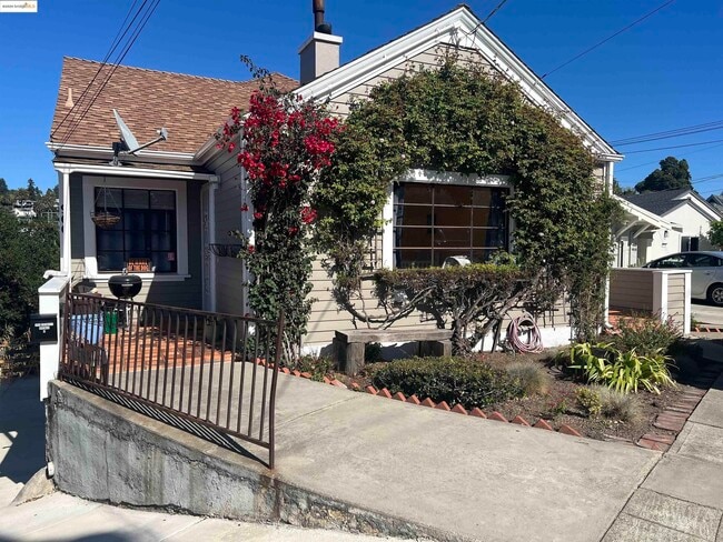 Primary Photo - 900 Everett Ave