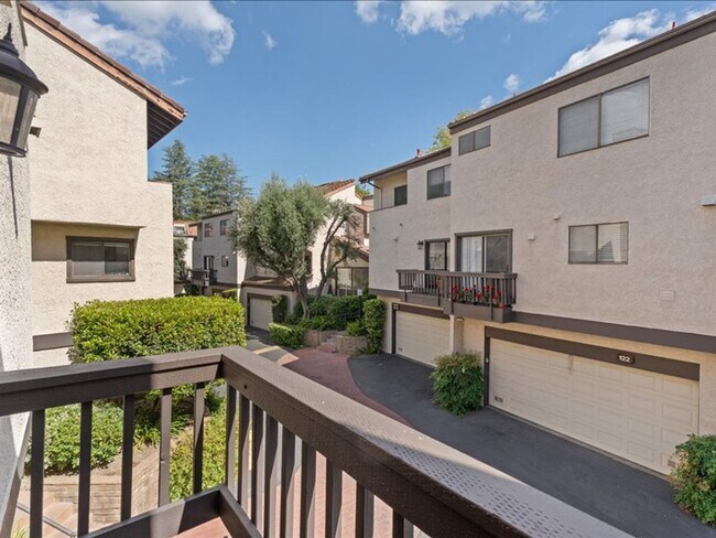 Building Photo - Spacious 3Beds+2.5Baths Townhouse With A B...
