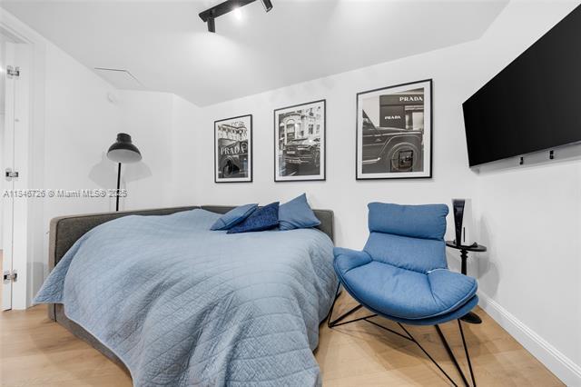 Building Photo - 16001 Collins Ave