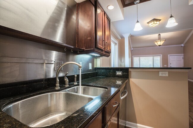Building Photo - Adorable condo, waterfront view