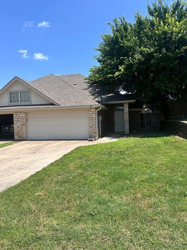 Building Photo - 3/2/2 in a quiet neighborhood located right in the heart of Weatherford.