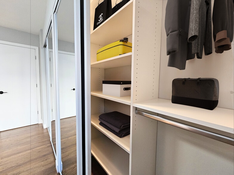 Building Photo - 524 W Oakdale Ave