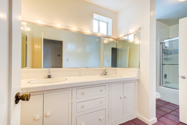 Building Photo - 556 Radcliffe Ave