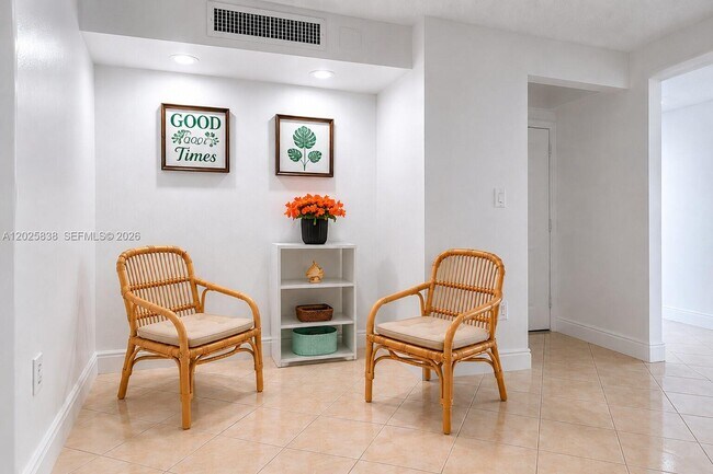 Building Photo - 3401 N Country Club Dr