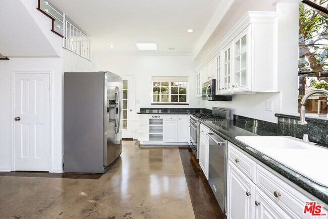 Building Photo - 252 Hampton Dr