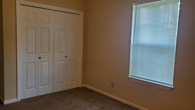 Building Photo - 2608 E Maple Ave