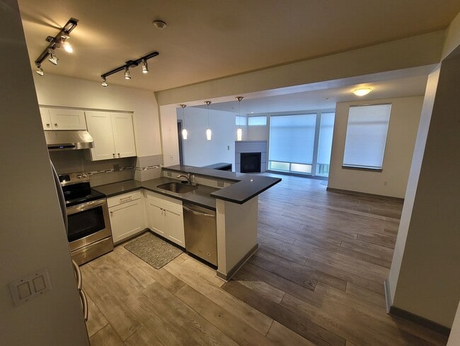 Building Photo - Spacious Kirkland Central Condo for Rent.