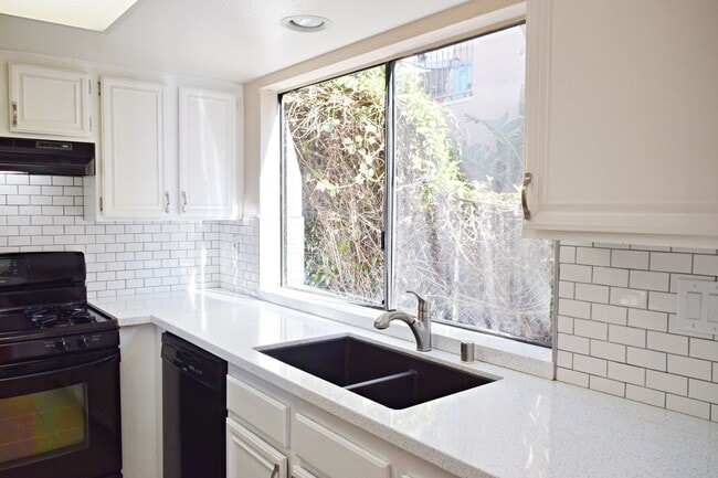 Building Photo - One Week Free Special! Modern 2 Bed 2.5Bath Townhome with Garage, Balconies & In-Unit Laundry in ...