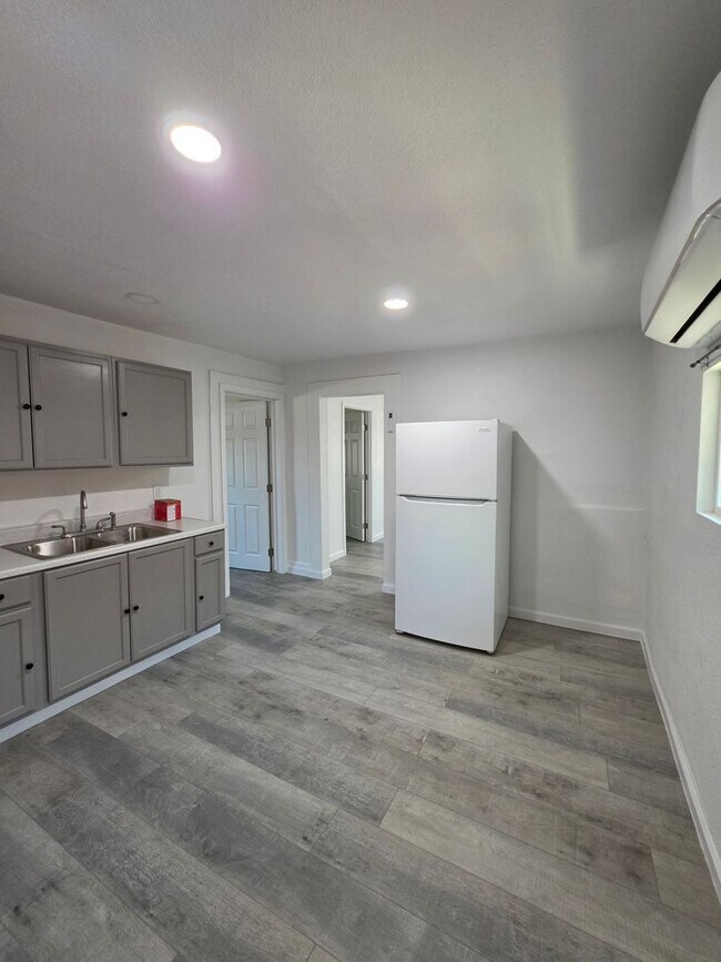 Building Photo - 3 Bedroom 1 Bath Home