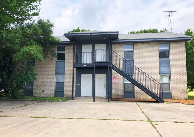 Primary Photo - 1705 Cedarhill Dr
