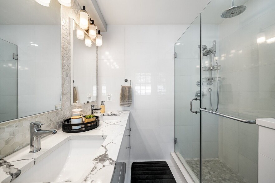 Dual vanity primary bathroom. - 811 E St SE