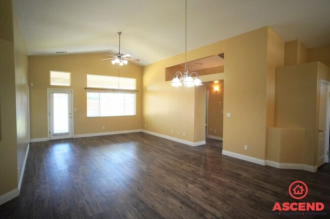 Building Photo - Charming Home in Campus Park!