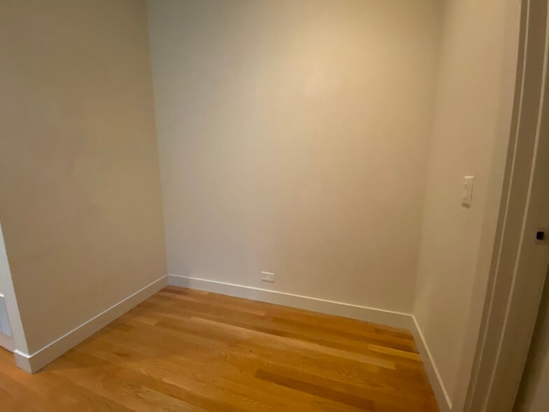 2nd Floor Working Nook area in hallway - 435 W Hobbie St