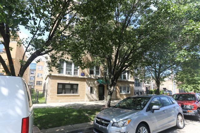 Building Photo - 822 W Waveland Ave